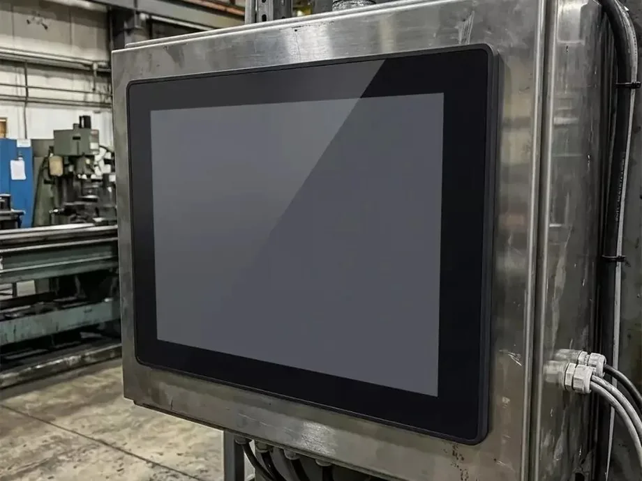 IHM Ztex instalado em painel de aço inox no chão de fábrica