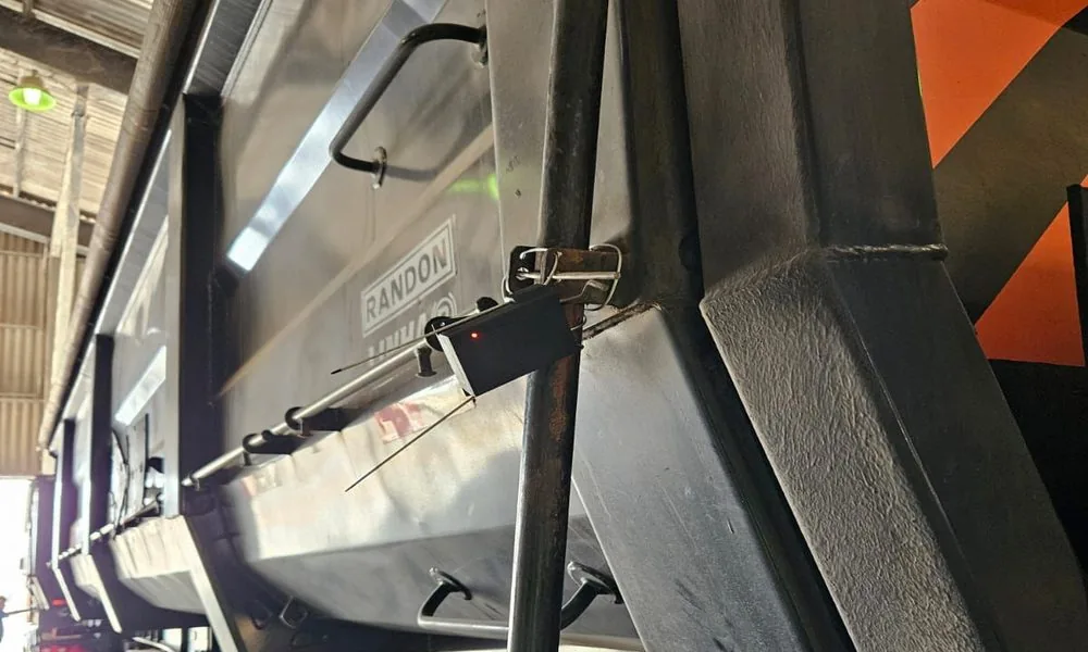 Cadeado RFID instalado em trailer de transporte de fertilizante com rastreabilidade por geofencing