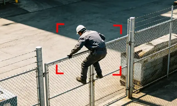 Detecção de escalada de cerca por inteligência artificial em câmera de perímetro industrial