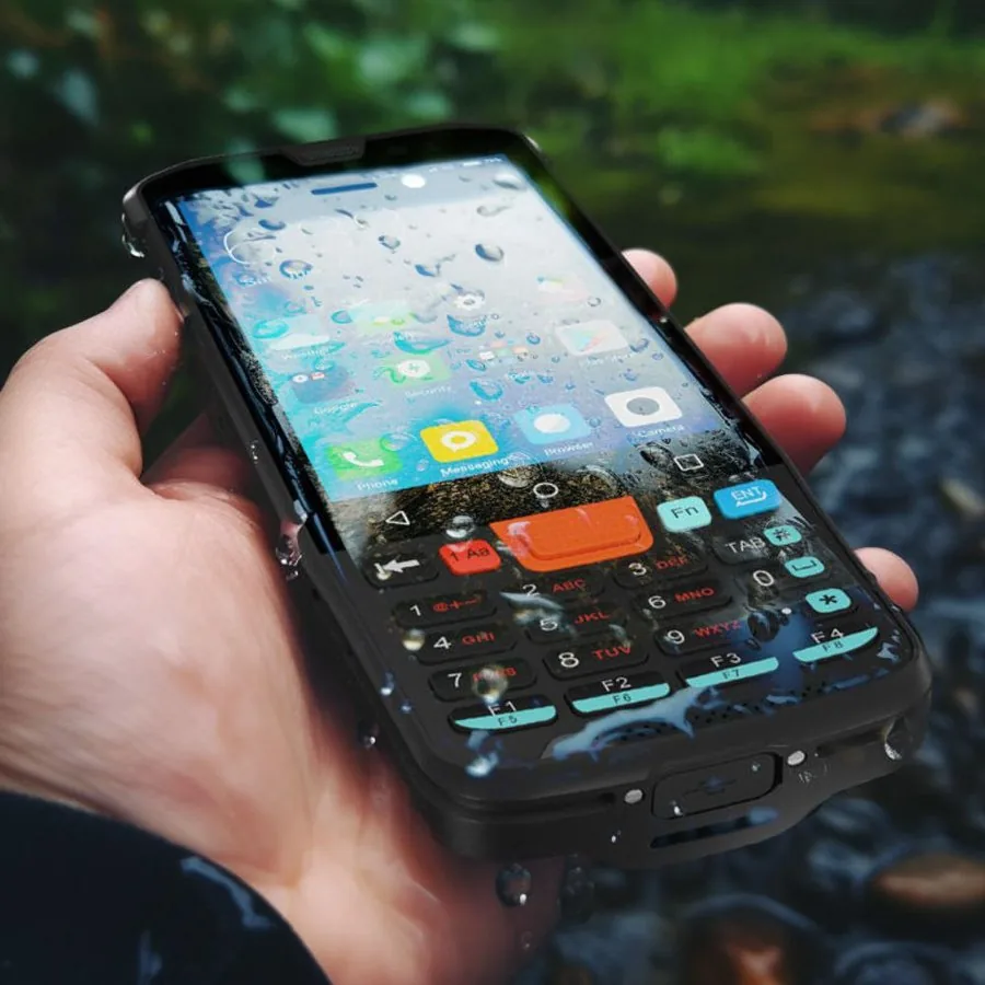 Operador segura o N60 Key sob a chuva demonstrando proteção IP65 em operação real