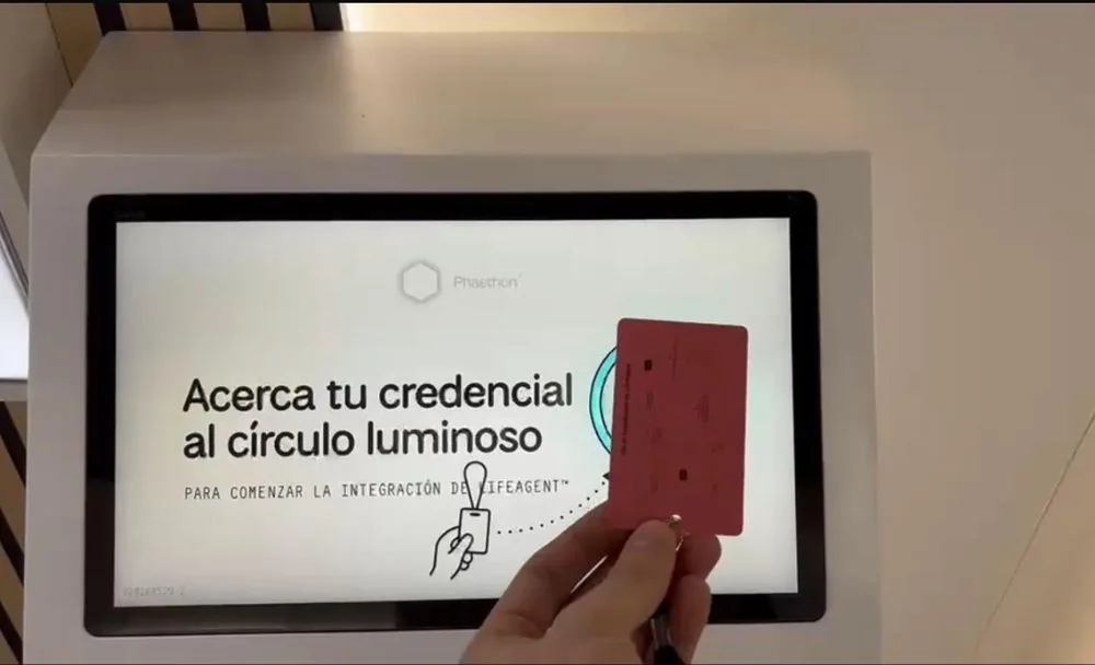 Totem touch Novalogi na Black Mirror Experience durante leitura de credencial do visitante